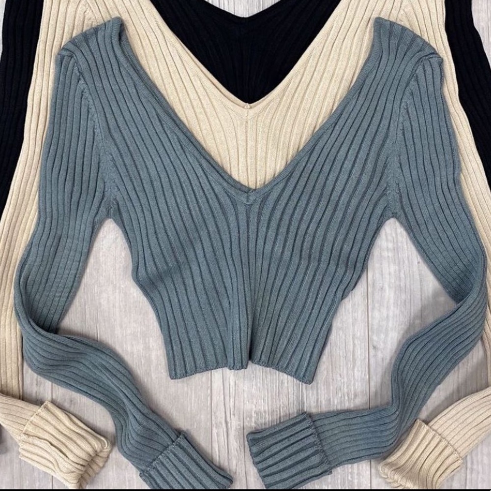 Olive green long sleeve knitted top! 🖤